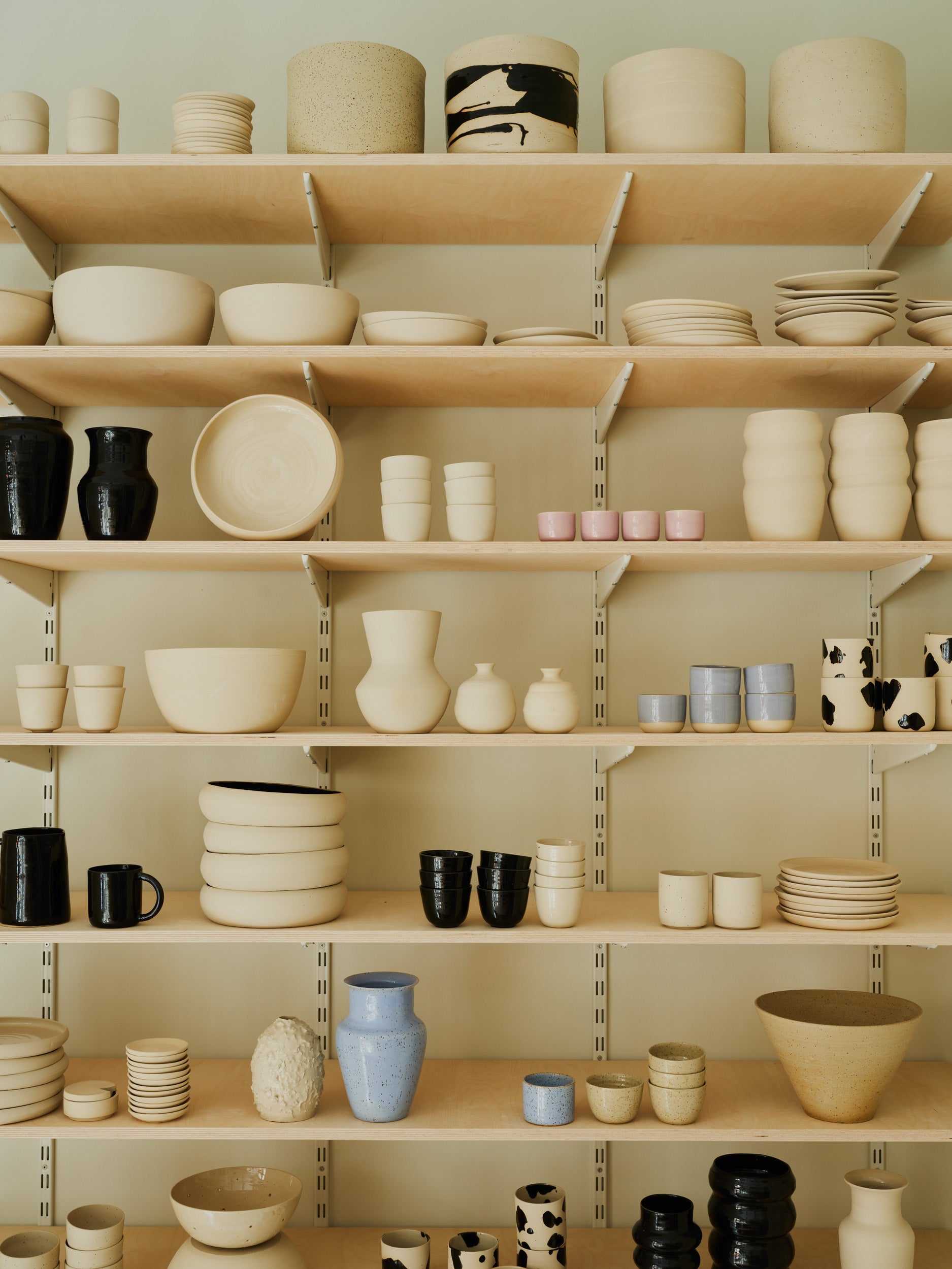 In this picture you can see our shelf in the showroom which is full of our ceramic products from Viola Beuscher Ceramics. 