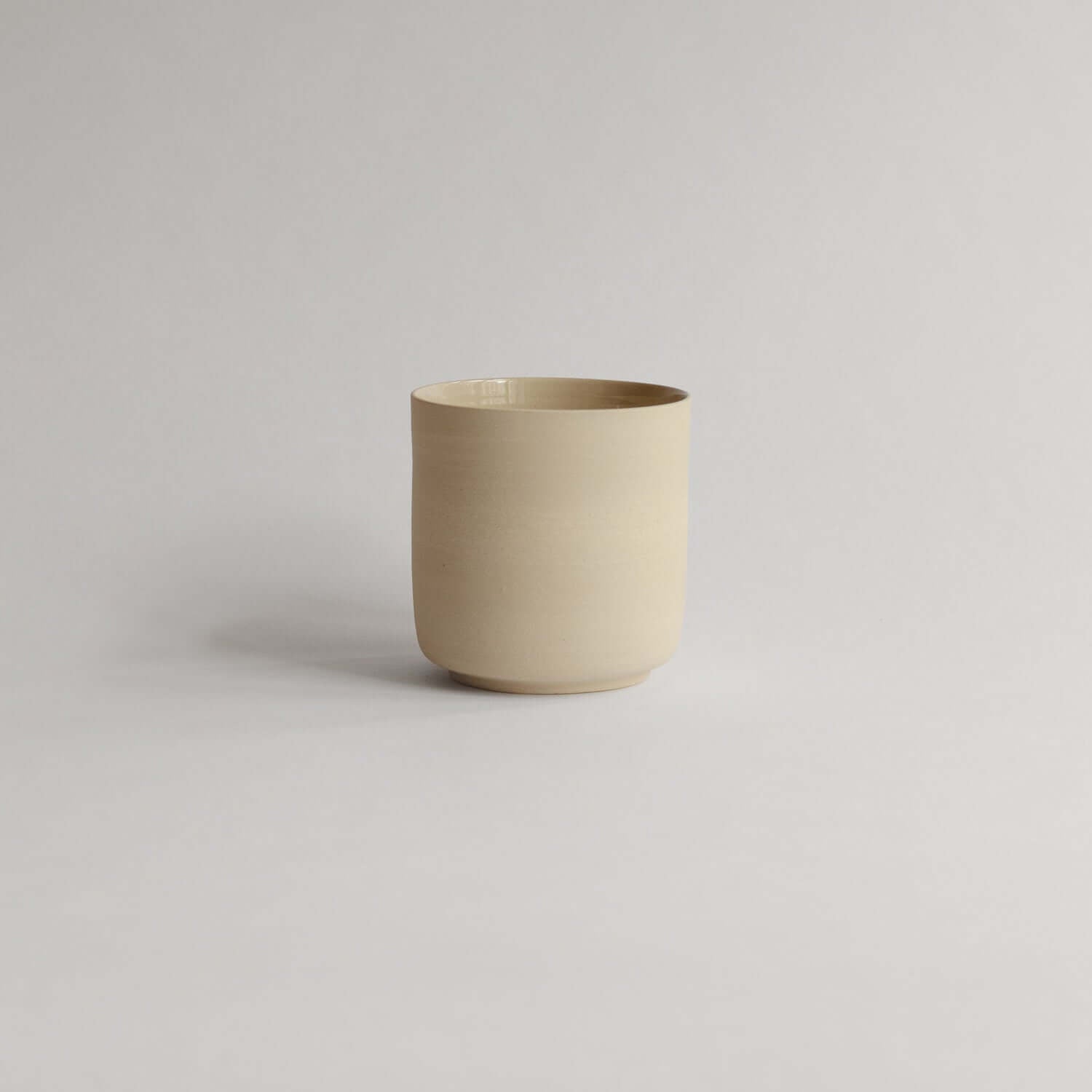 Unique Nomi Creme Tea Cup, 270ml, raw exterior, glossy finish. Perfect touch of artisan craftsmanship for your tea moments. von viola beuscher ceramics