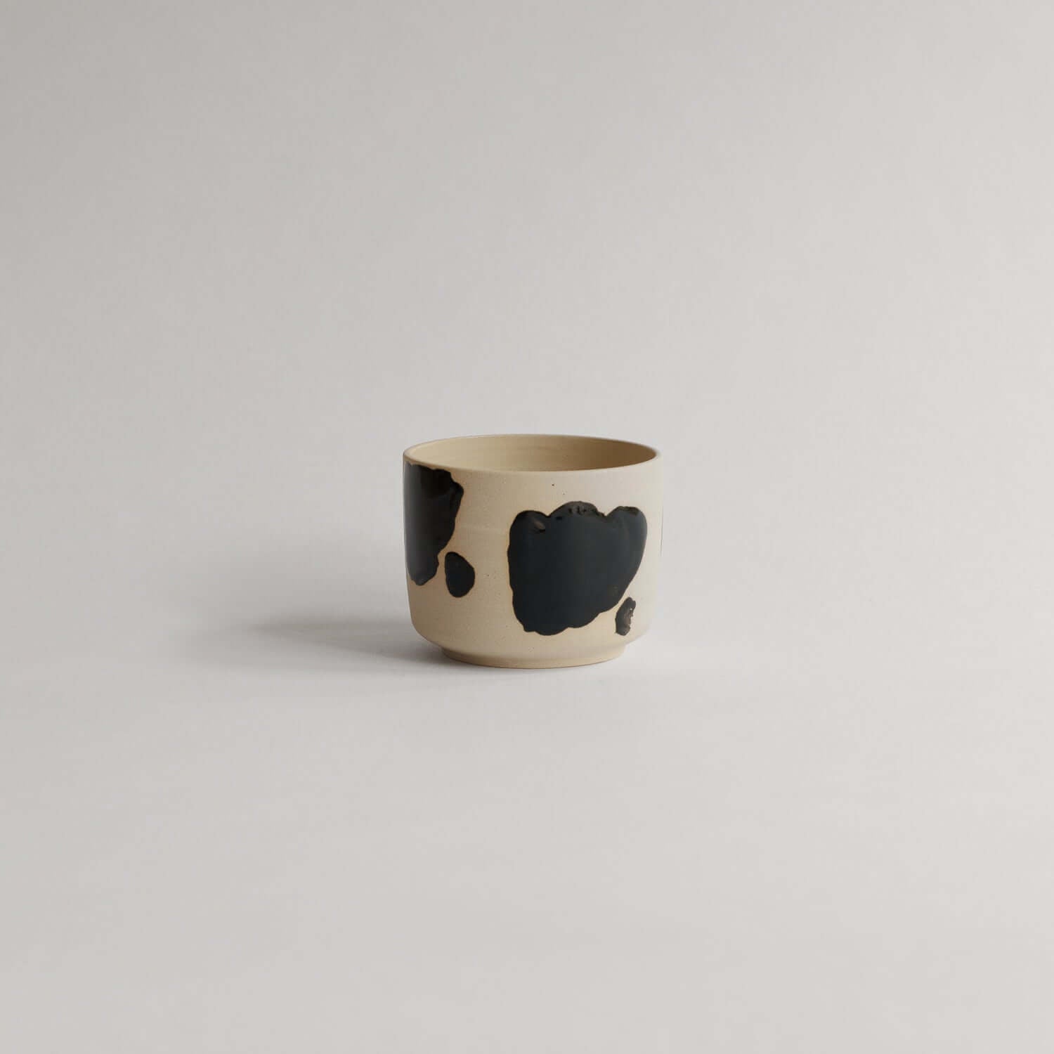 Shop the Nomi Pepe Coffee Cup, a VBC classic. 170 ml of handmade charm with unique glossy black brush strokes. Each piece is one-of-a-kind! von viola beuscher ceramics