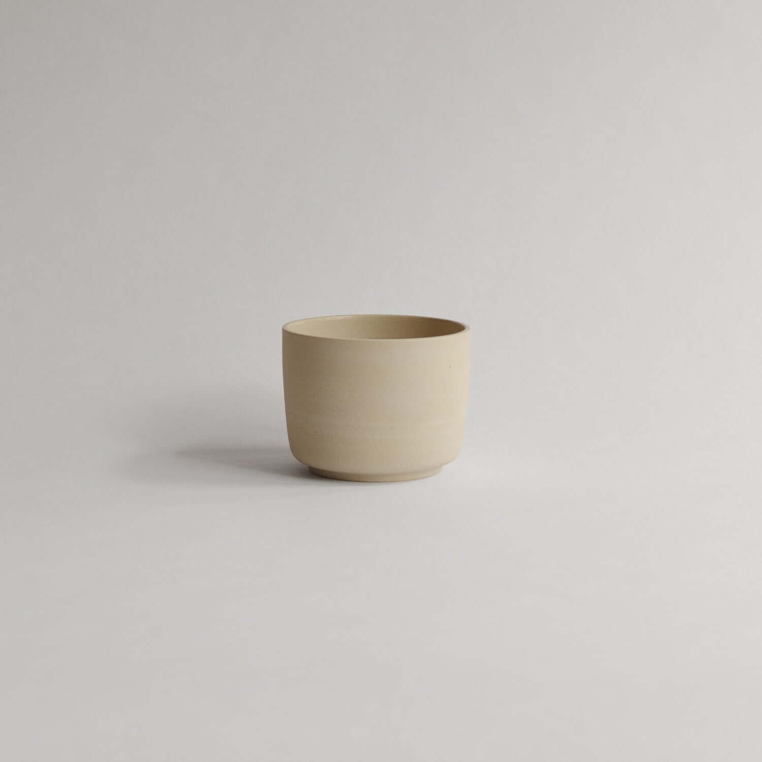 Unique handcrafted Nomi Creme Coffee Cup. 170ml capacity, durable grey stoneware with glossy interior. Perfect for your classic coffee moments. von viola beuscher ceramics