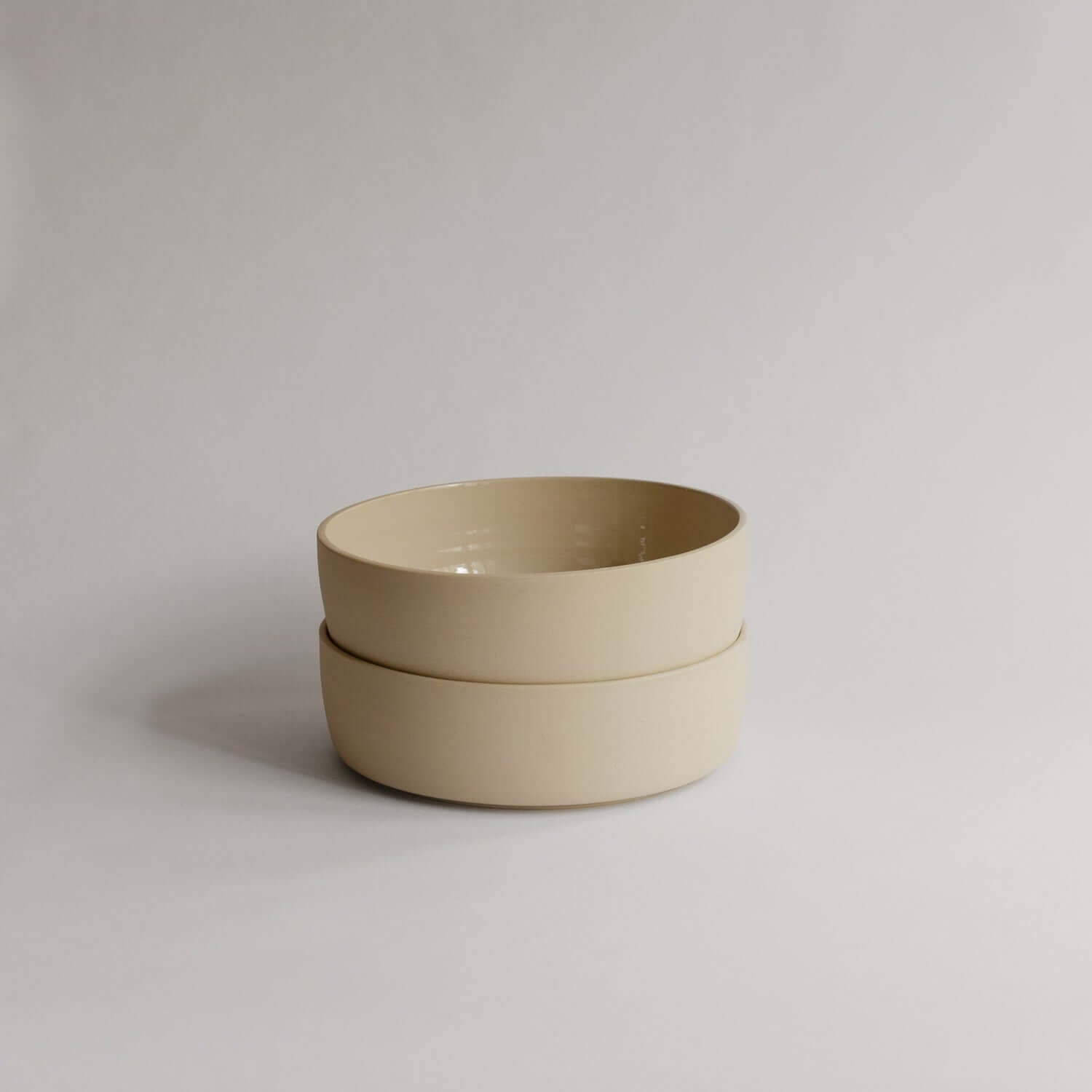 Elevate your dining with the unique Nomi Creme Pasta Bowl. Handmade grey stoneware with a glossy glaze. Perfect tableware for a modern touch. von viola beuscher ceramics