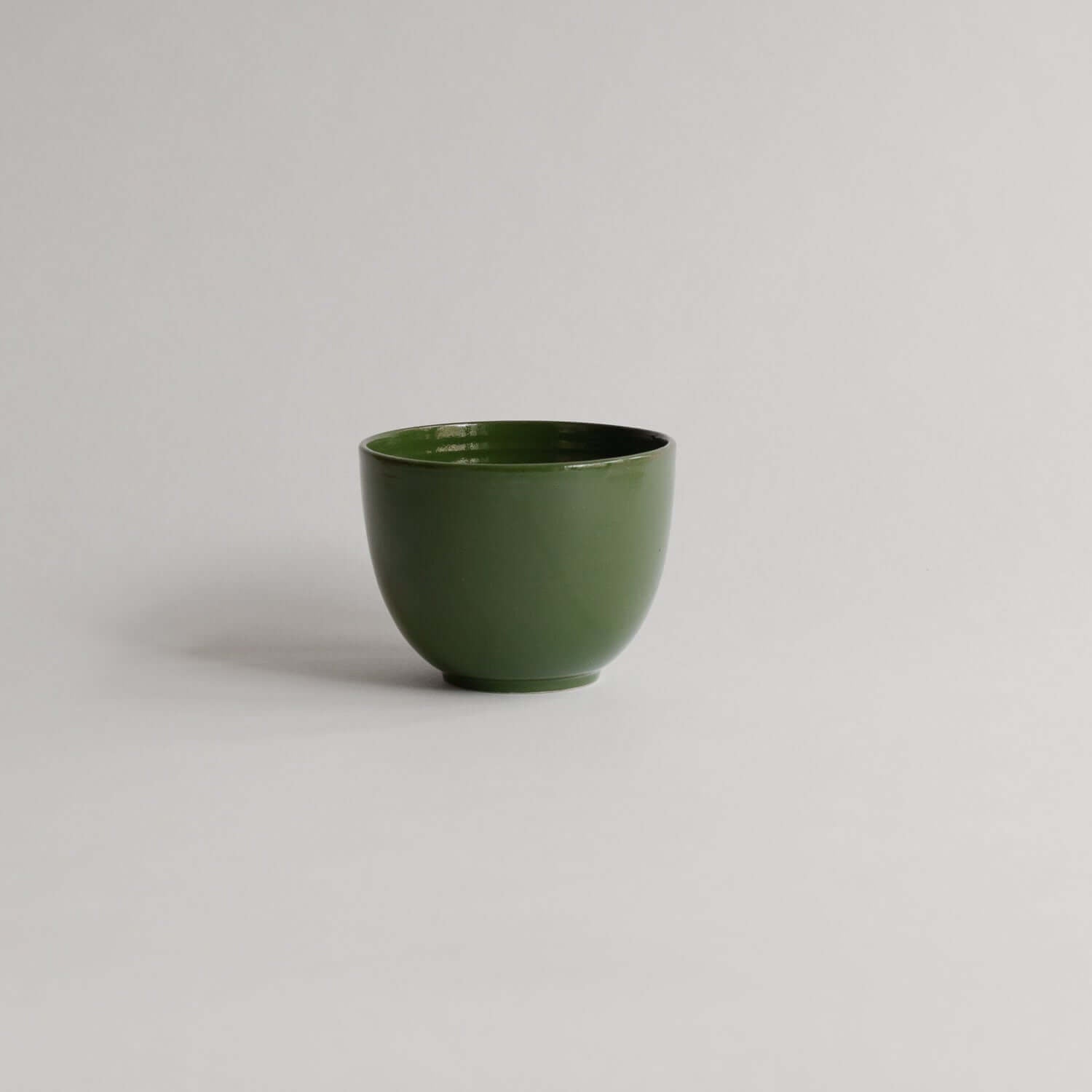 Indulge in the unique Yun VBC classic coffee cup in a lustrous dark green glaze. Handcrafted with love, each 200 ml cup exhibits its own charm. von viola beuscher ceramics