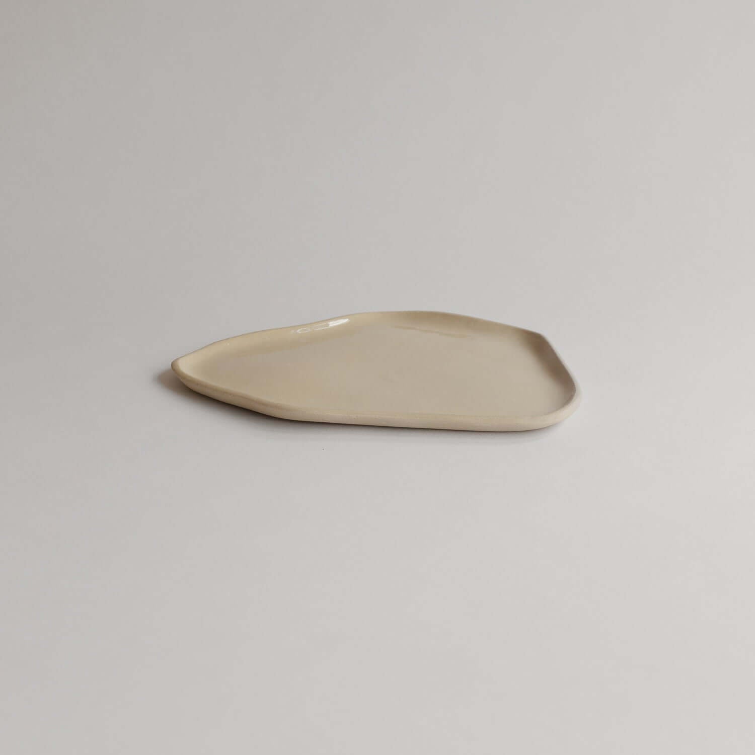 Discover the charm of our Creme Handbuilding Tray. Unique, lovingly handcrafted grey stoneware with food-safe glaze. Perfectly sized at 18.5 cm for your home. von viola beuscher ceramics