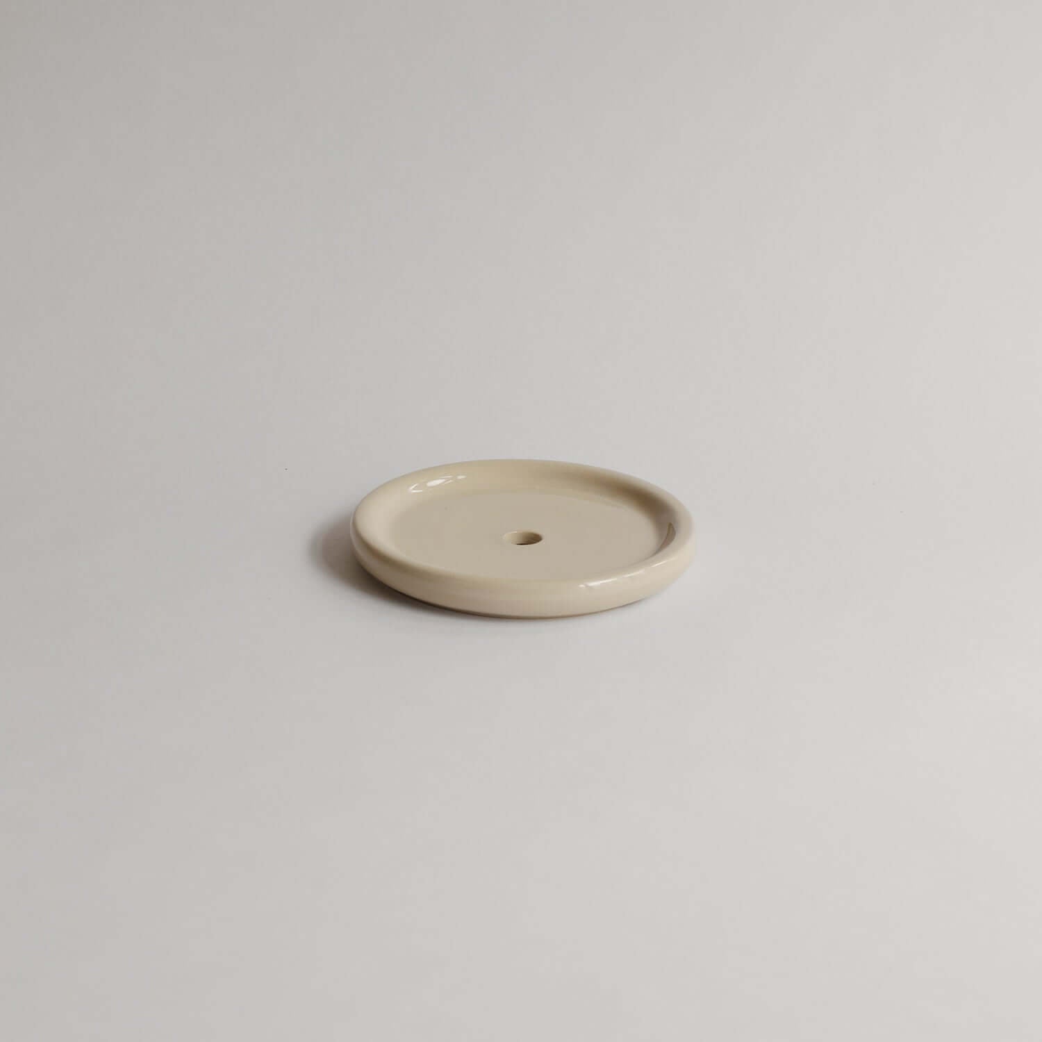 Elevate your bathroom's charm with our Soap Dish Creme. Handmade, unique, and food-safe glazed – a perfect blend of form and function! von viola beuscher ceramics