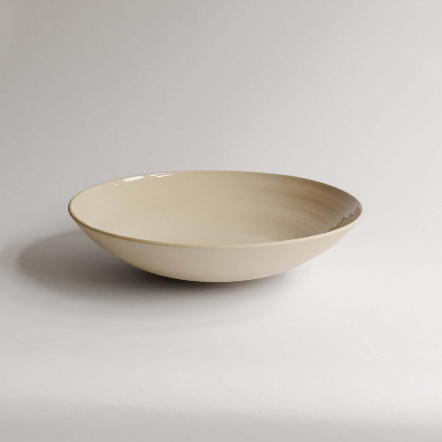 Unique 30 cm big bowl, perfect for salads or fruits. Handcrafted from grey stoneware with a food-safe glaze. Add artisan charm to your table! von viola beuscher ceramics