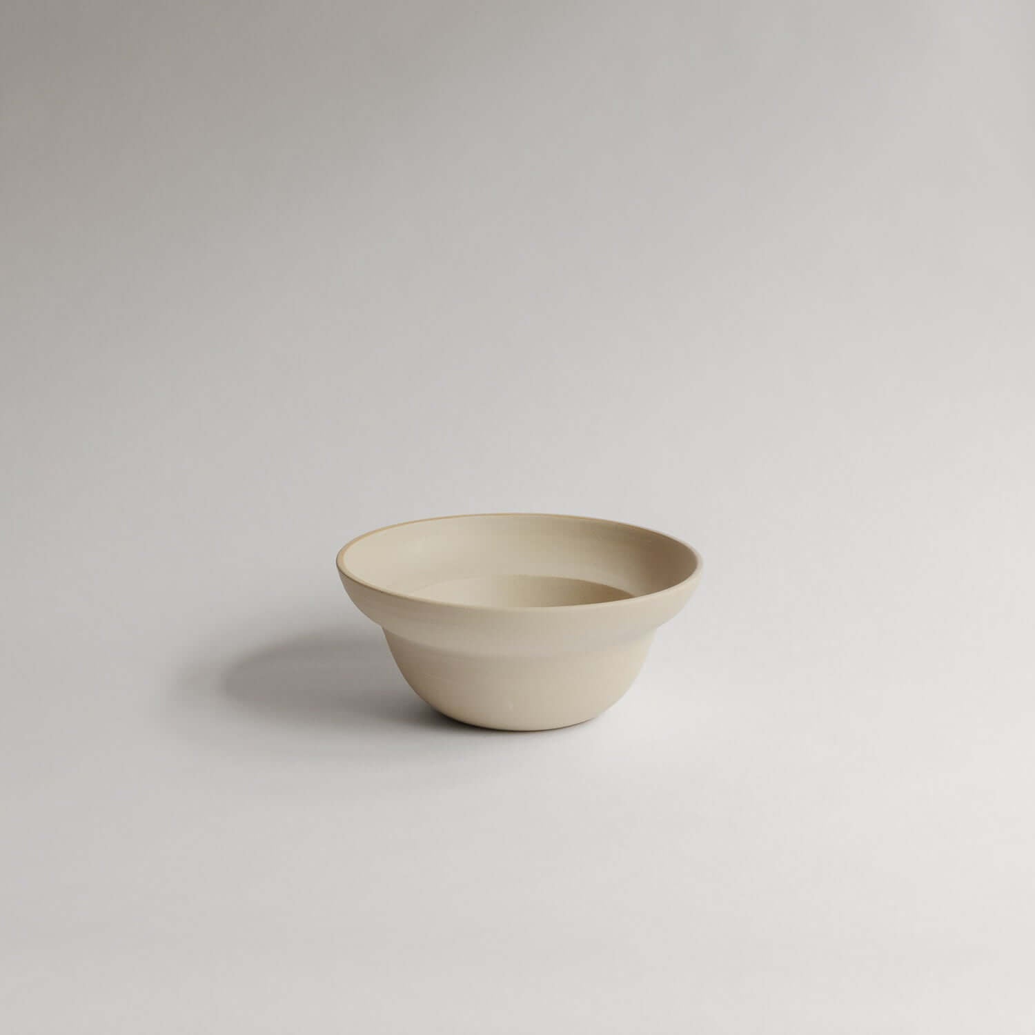 Unique Neo Bowl in grey stoneware, 600ml. Hand-crafted with love, featuring raw exterior and matte glaze. Perfect mix of art and utility. von viola beuscher ceramics