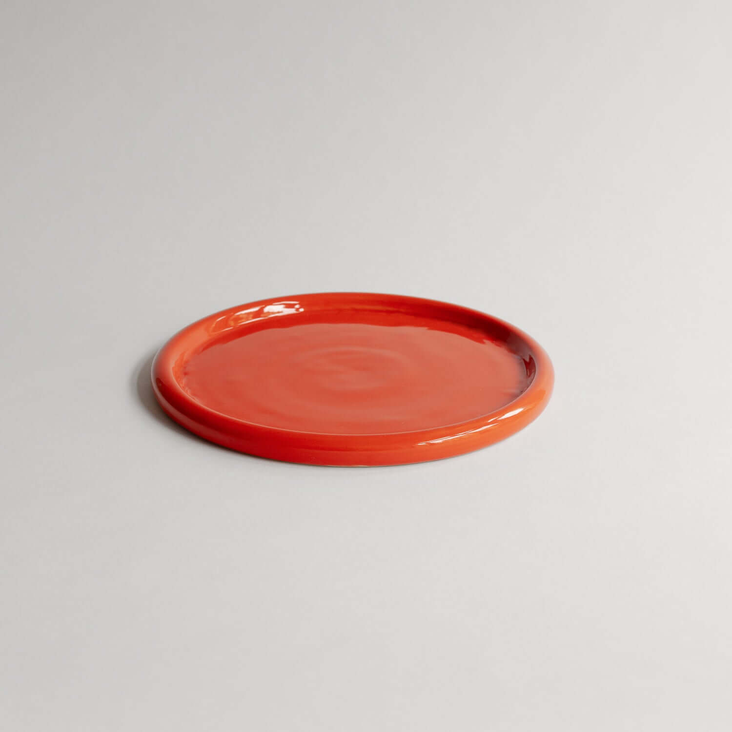Elevate your dining with the Aleah Plate Set. Handmade red & creme ceramic plates with a 19cm diameter, perfect for lively table settings. Shop now! von viola beuscher ceramics