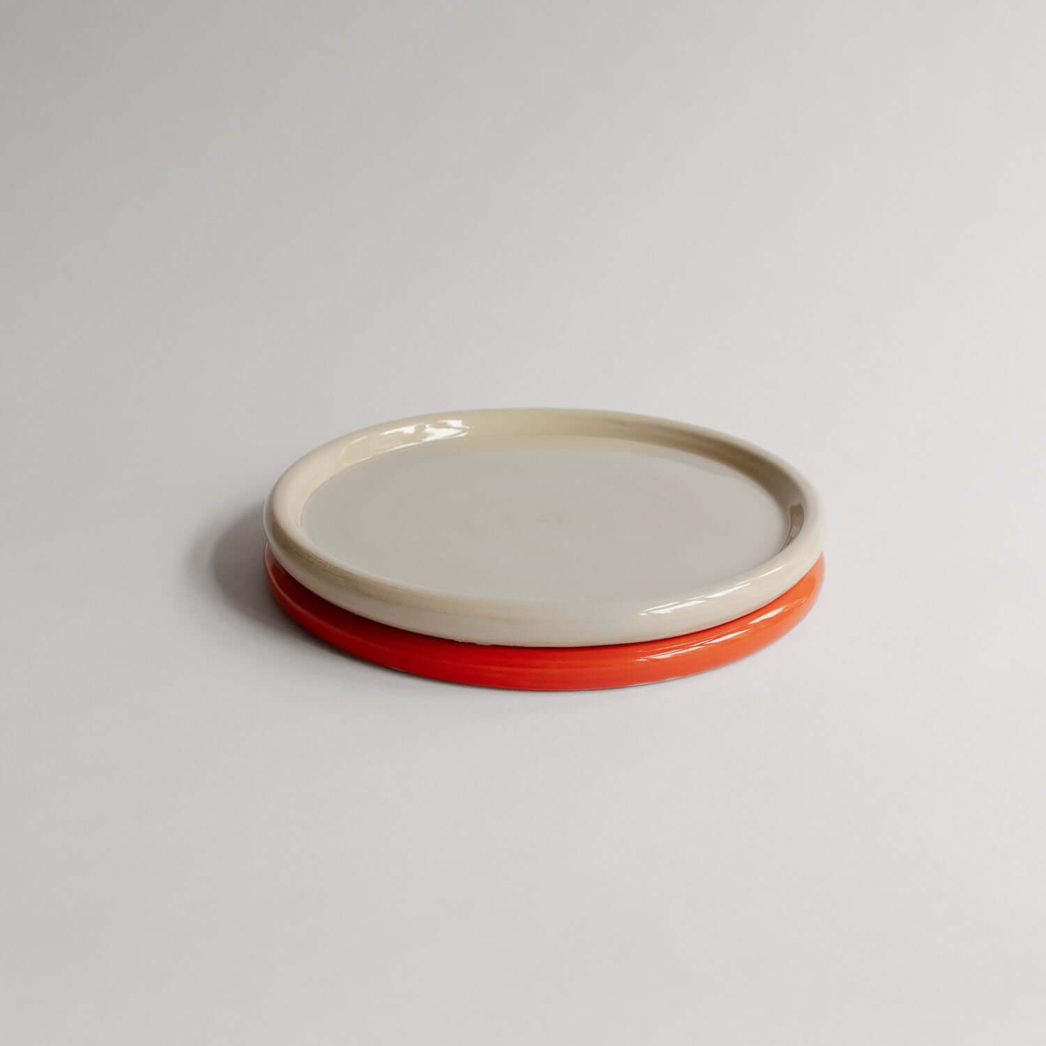 Aleah PlateDiameter — 19 cmHeight — 1,5 cm The Aleah Plate Set includes a red and creme plate, perfect for adding a touch of color to your table setting. Crafted from durable grey stoneware clay and coated with food safe glazes, this piece boasts a fully