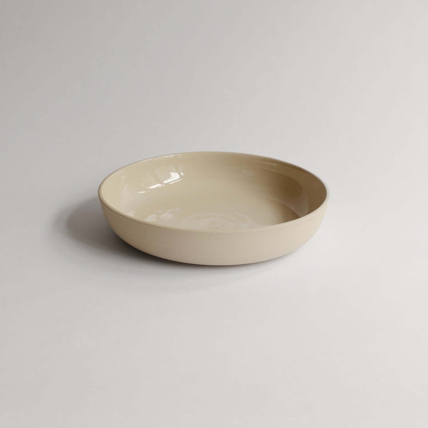 Our Creme Dinner Bowl merges practicality & style—a unique stoneware piece with a glossy interior, perfect for your favorite dishes. von viola beuscher ceramics