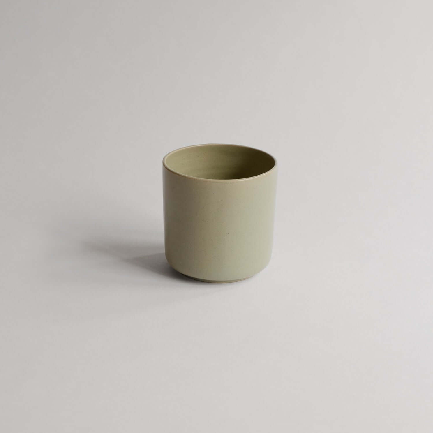 Shop our Tea Cup Nomi Moss. Handmade grey stoneware with a glossy finish, each unique in form and color. Holds 270ml. Perfect for tea lovers. von viola beuscher ceramics