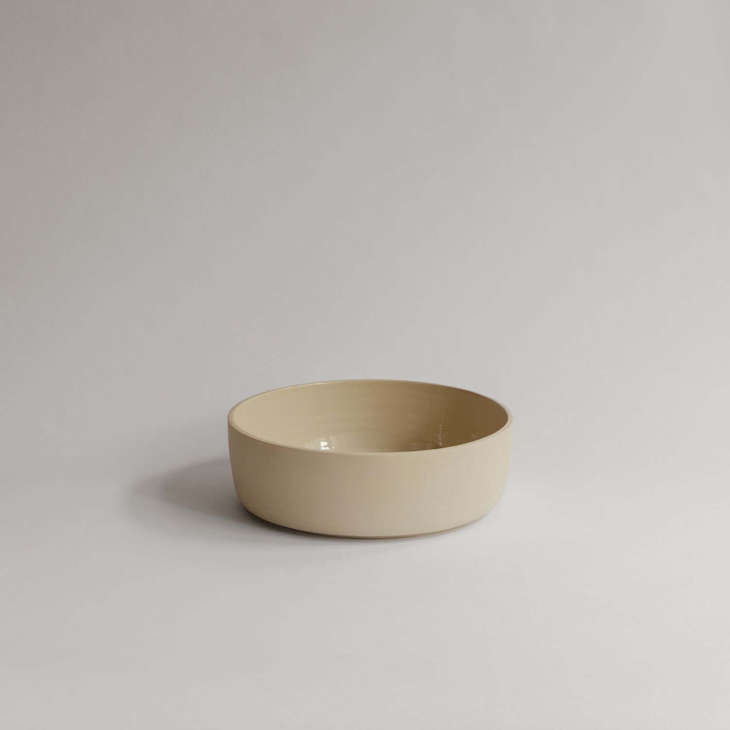Elevate your dining with the unique Nomi Creme Pasta Bowl. Handmade grey stoneware with a glossy glaze. Perfect tableware for a modern touch. von viola beuscher ceramics