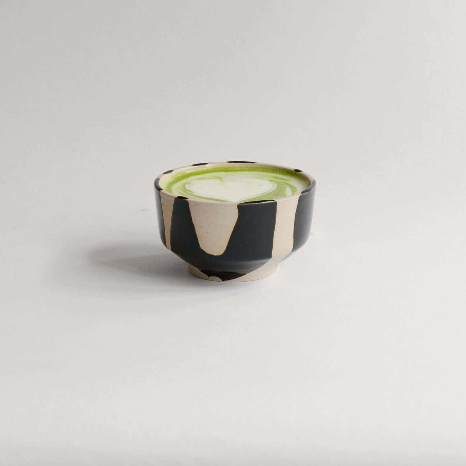 Elevate your tea ritual with the unique Matcha Bowl Otis. Handmade grey stoneware with food-safe glazes. Perfect for matcha lovers. von viola beuscher ceramics