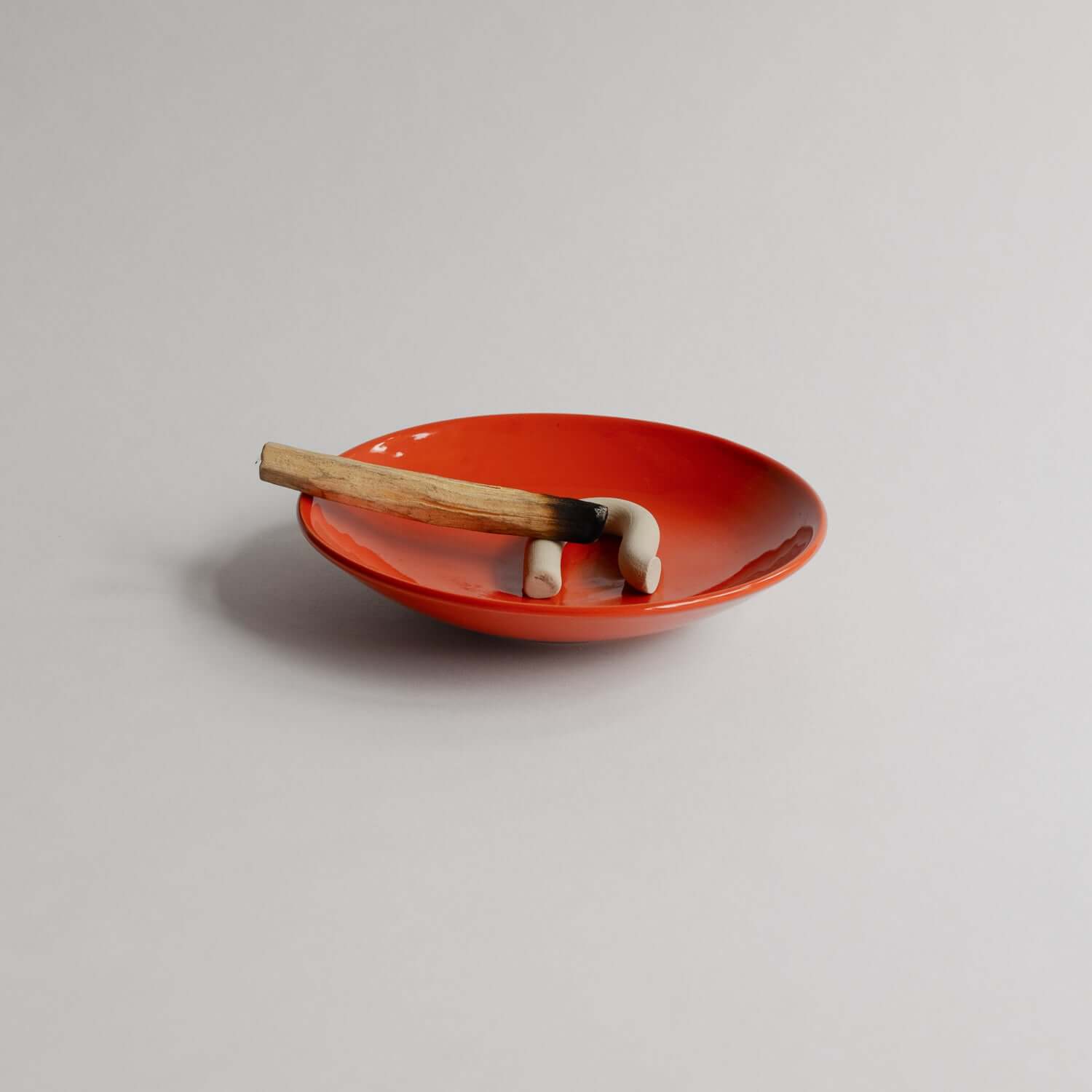 Elevate your space with our handmade Palo Santo set, complete with dish, sticks, and unique holder. Perfect for mindfulness and décor. von viola beuscher ceramics