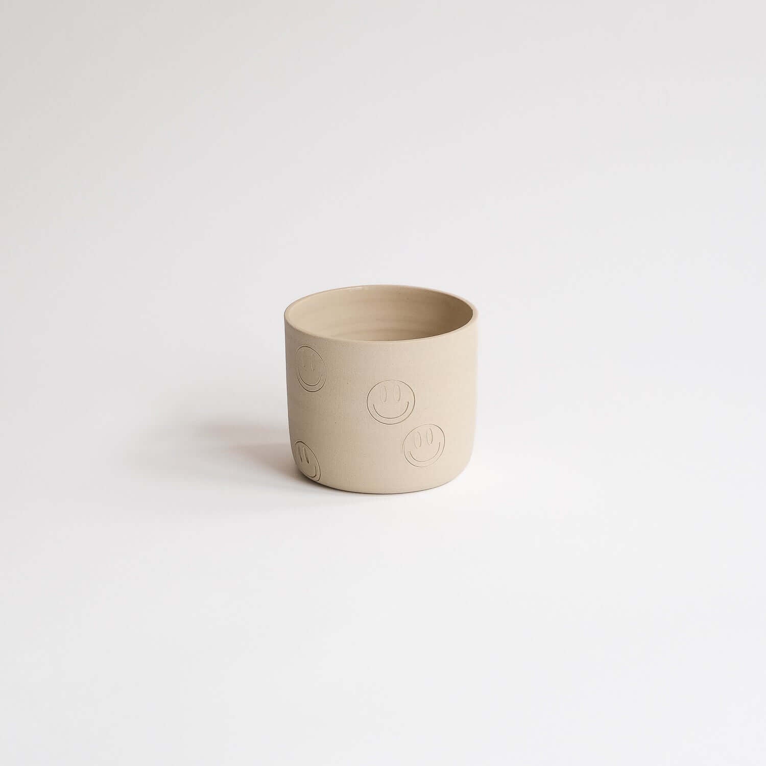 Own a slice of joy with our Smiley Cup Creme! Exclusive, wheel-thrown 190 ml stoneware – each with a unique, cheerful touch. von viola beuscher ceramics