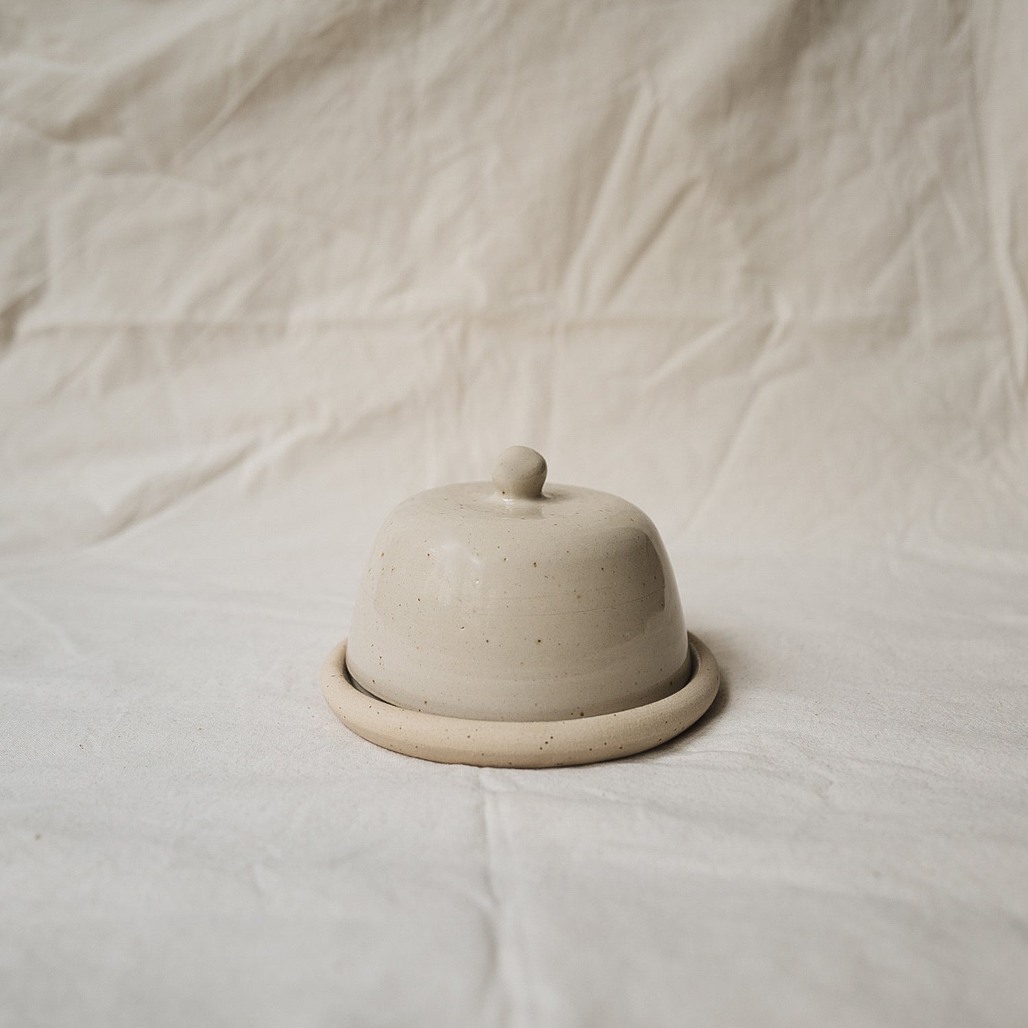The picture shows the Butter Dish from the collaboration between Viola Beuscher Ceramics and Maison Palme.